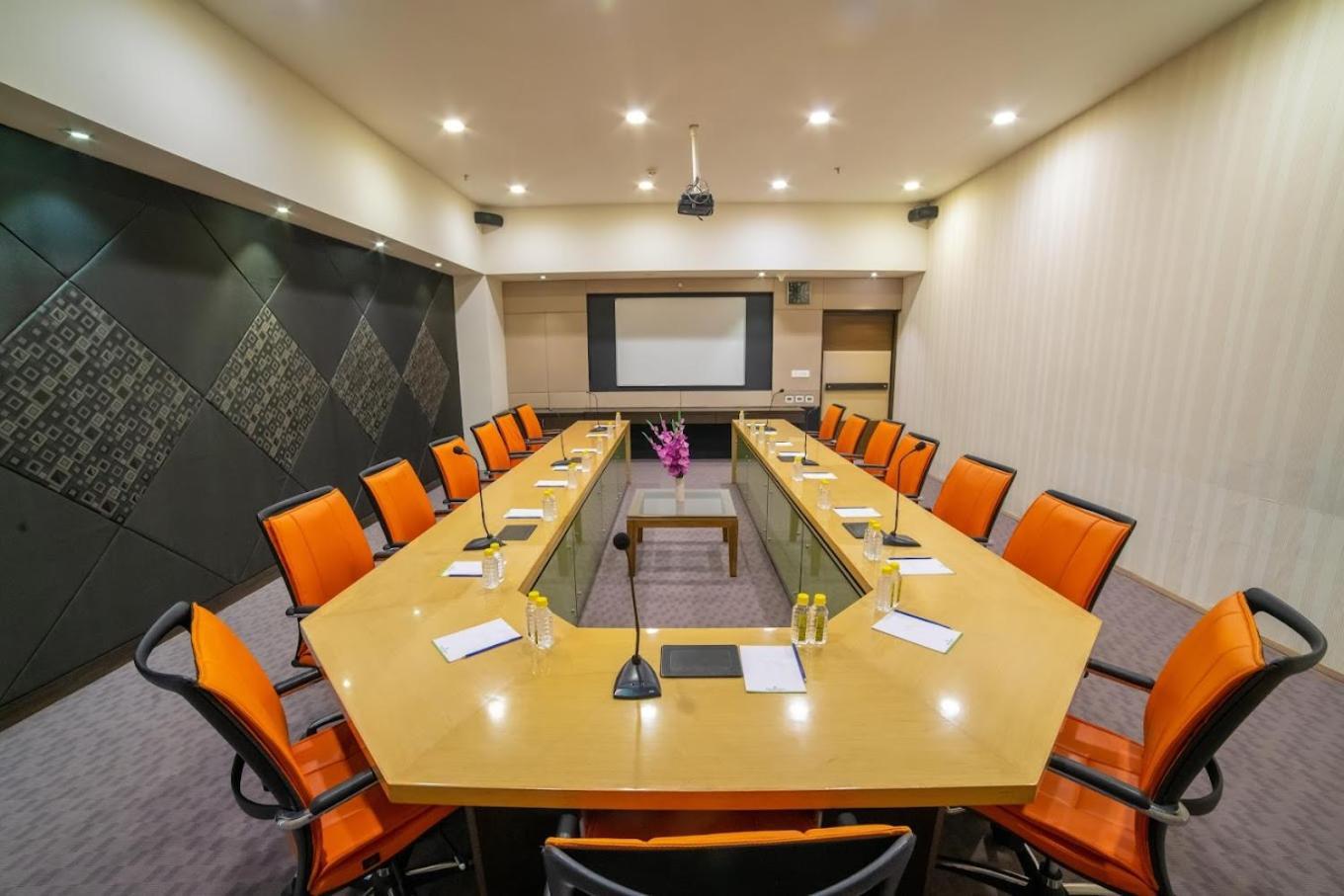 Hotel Narayani Heights, Ahmadabad Zewnętrze zdjęcie