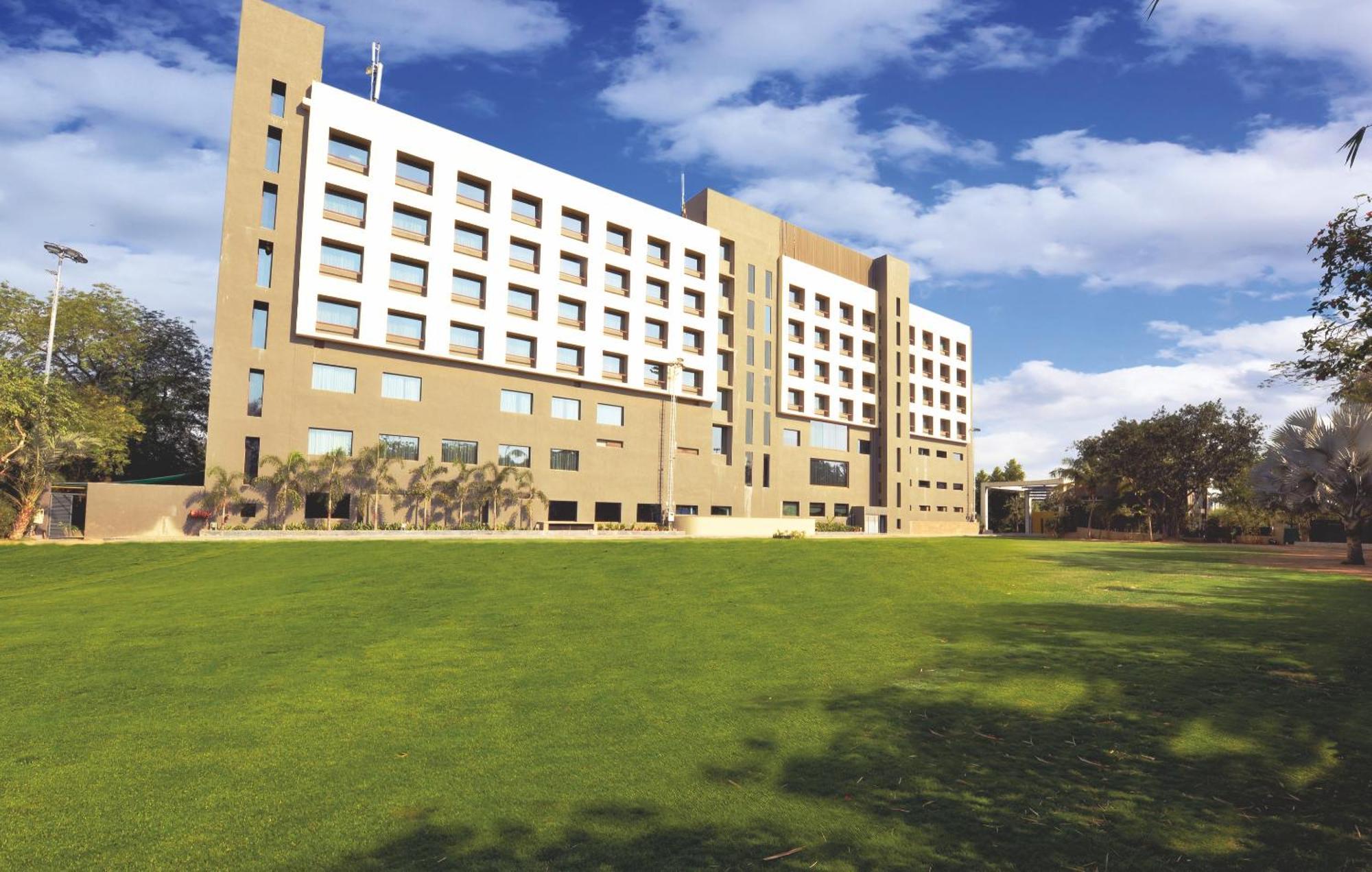 Hotel Narayani Heights, Ahmadabad Zewnętrze zdjęcie