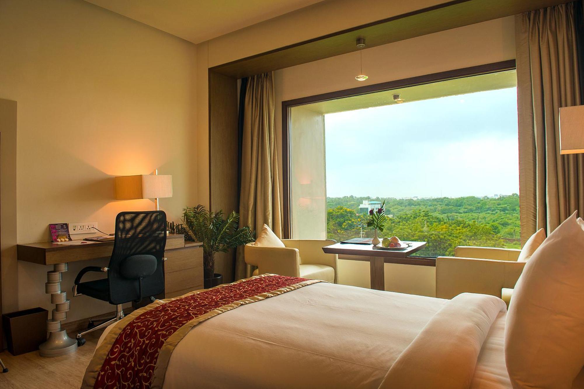 Hotel Narayani Heights, Ahmadabad Zewnętrze zdjęcie