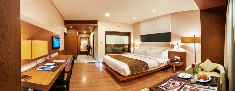 Hotel Narayani Heights, Ahmadabad Zewnętrze zdjęcie