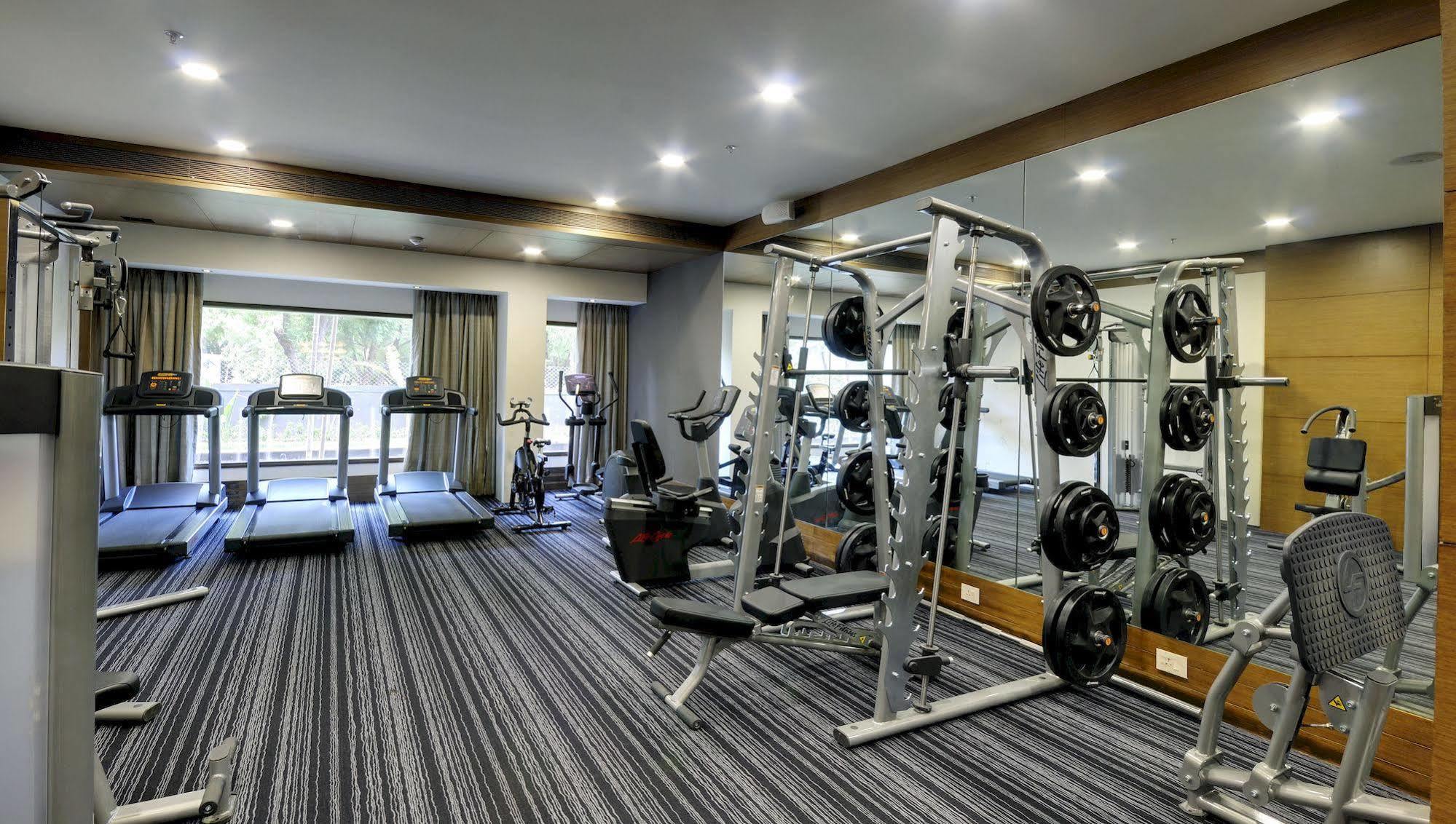 Hotel Narayani Heights, Ahmadabad Zewnętrze zdjęcie