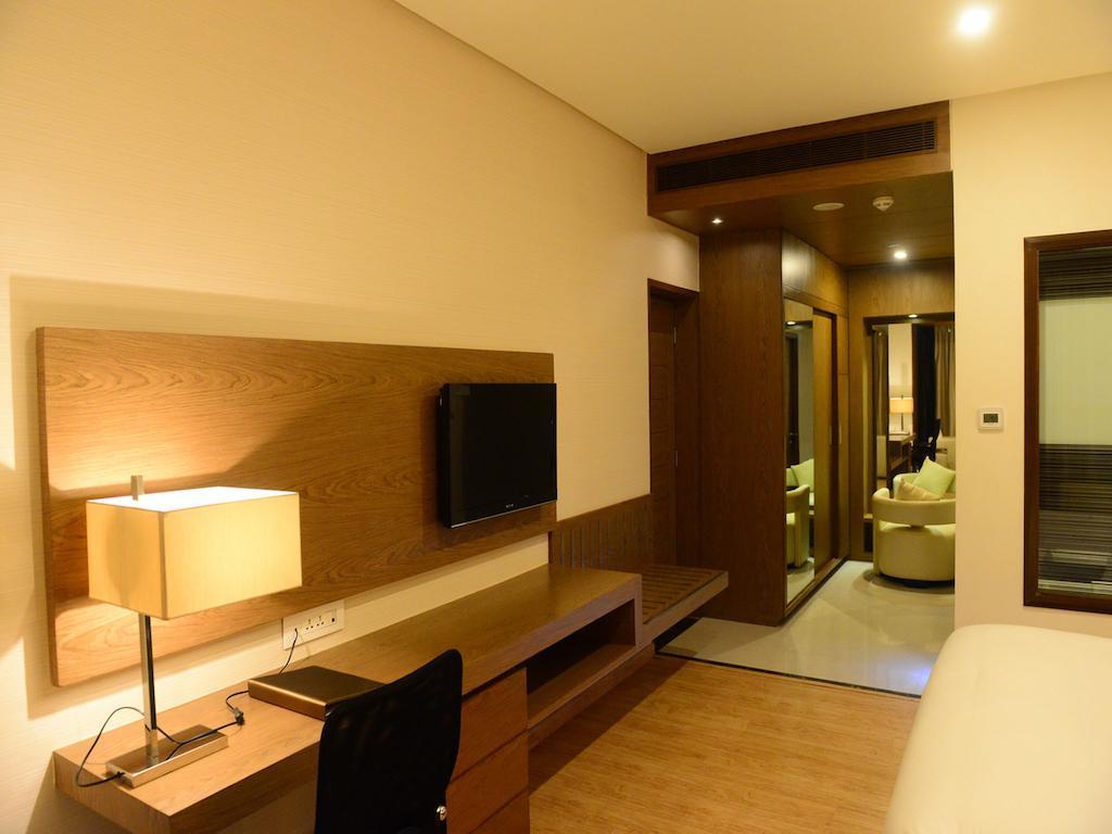Hotel Narayani Heights, Ahmadabad Zewnętrze zdjęcie