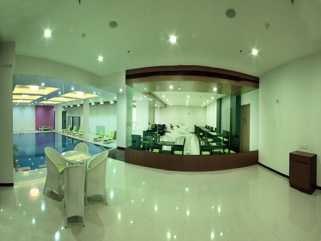 Hotel Narayani Heights, Ahmadabad Zewnętrze zdjęcie