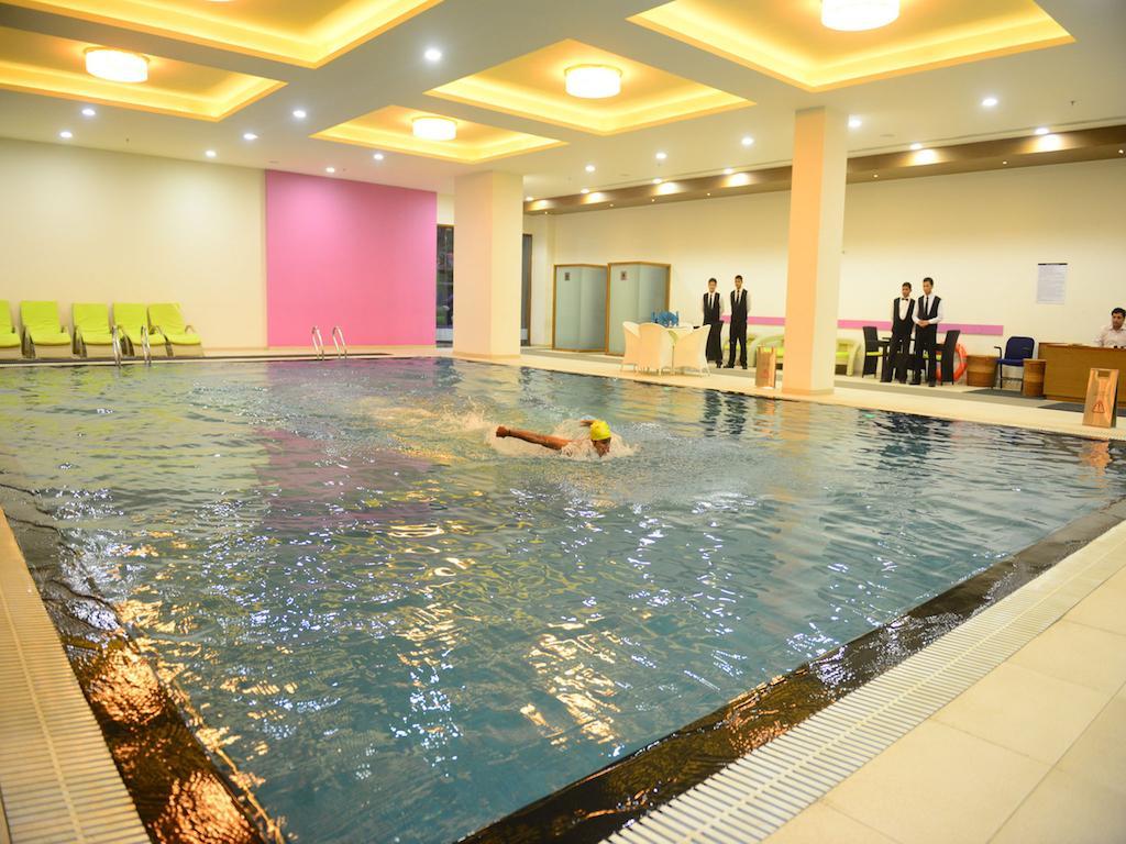 Hotel Narayani Heights, Ahmadabad Zewnętrze zdjęcie