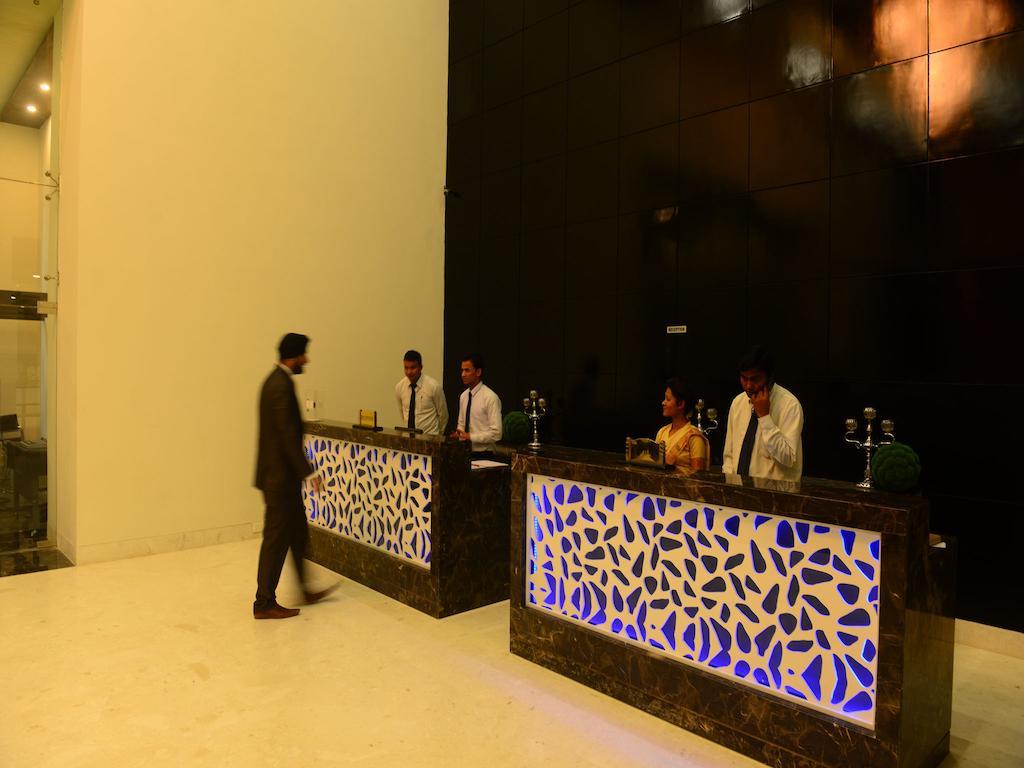 Hotel Narayani Heights, Ahmadabad Zewnętrze zdjęcie
