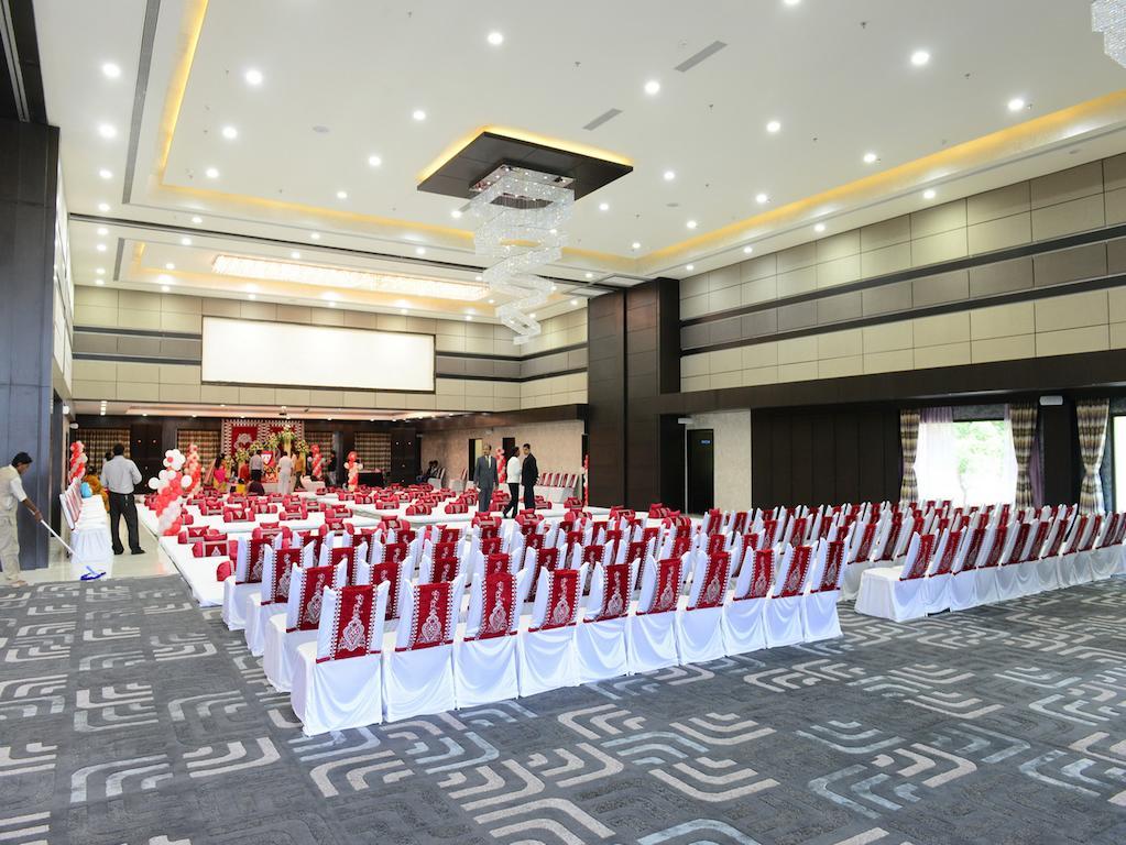 Hotel Narayani Heights, Ahmadabad Zewnętrze zdjęcie