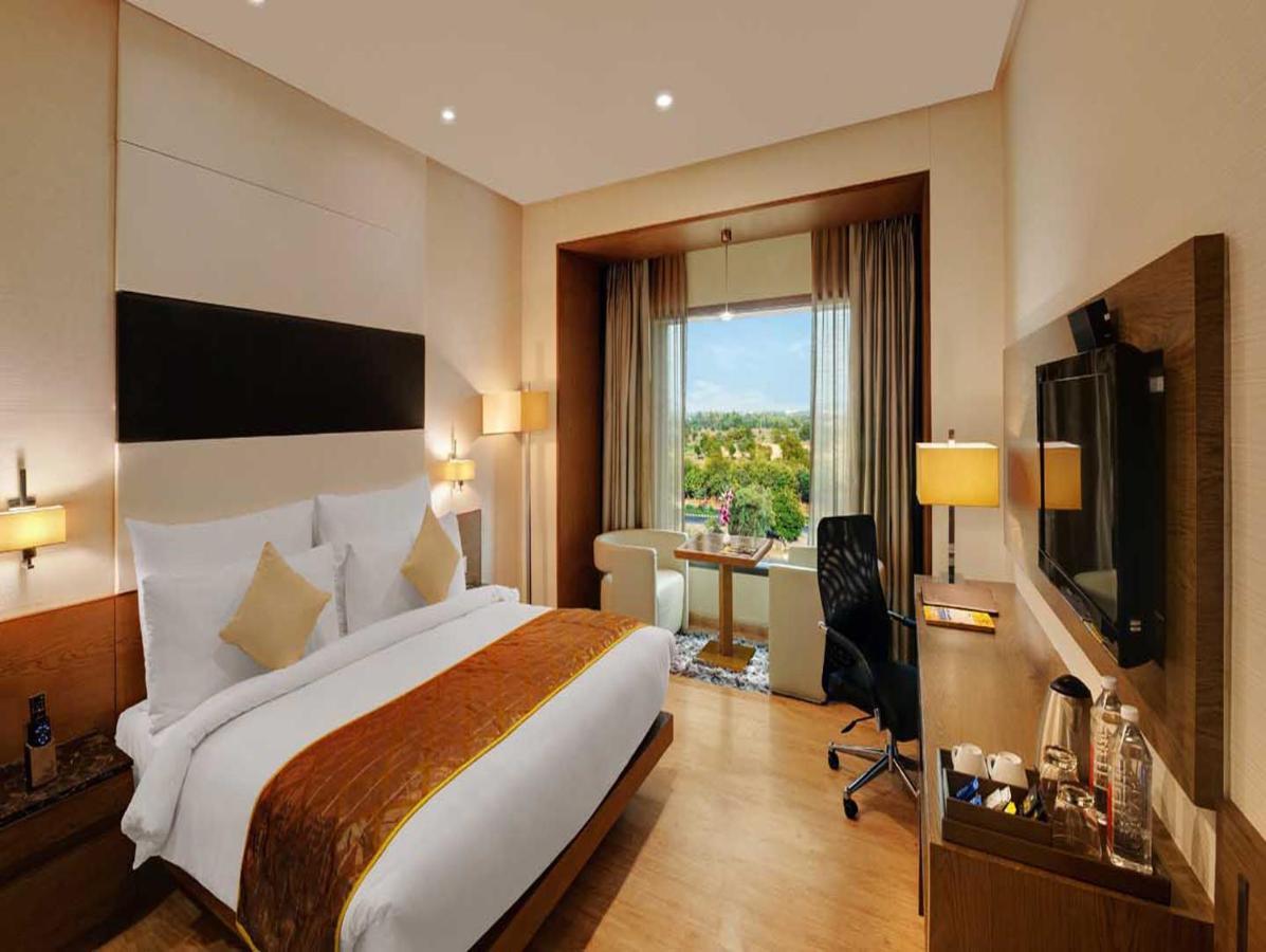 Hotel Narayani Heights, Ahmadabad Pokój zdjęcie