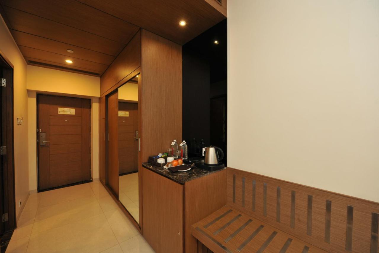 Hotel Narayani Heights, Ahmadabad Zewnętrze zdjęcie