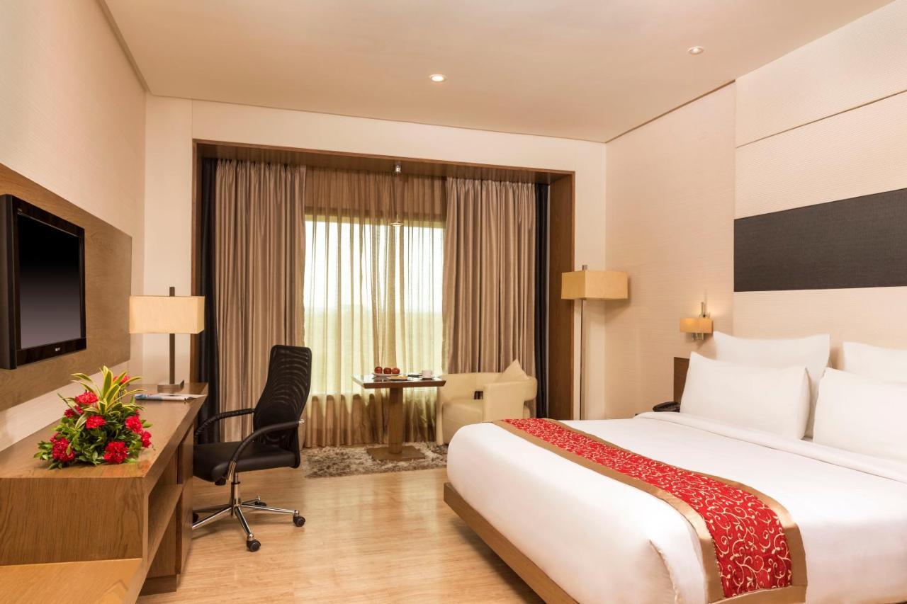 Hotel Narayani Heights, Ahmadabad Zewnętrze zdjęcie