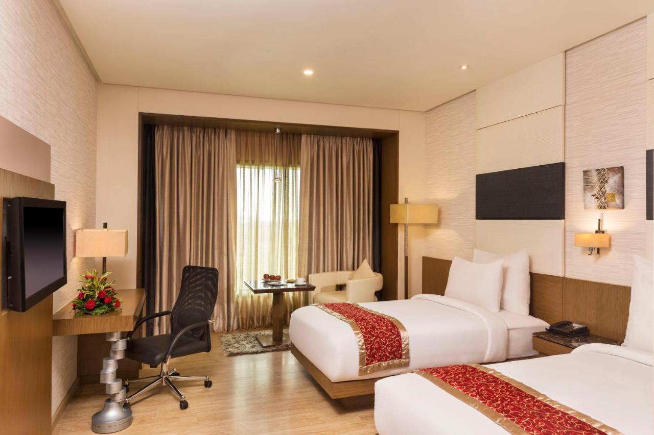Hotel Narayani Heights, Ahmadabad Zewnętrze zdjęcie
