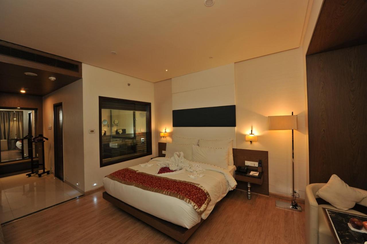 Hotel Narayani Heights, Ahmadabad Zewnętrze zdjęcie